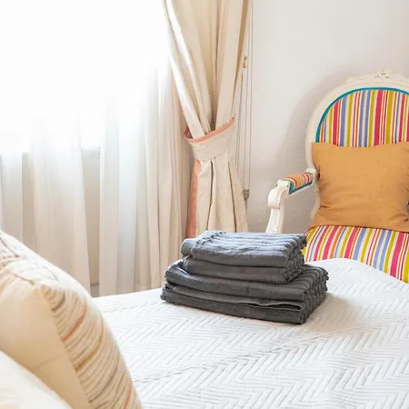 Bright House With Patio By Conference Centre 펜션