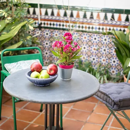 Bright House With Patio By Conference Centre 펜션 *