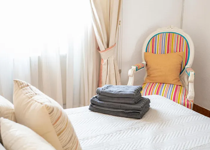 Bright House With Patio By Conference Centre 펜션