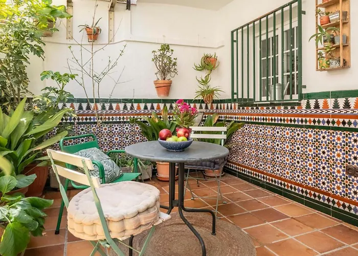 Bright House With Patio By Conference Centre 펜션