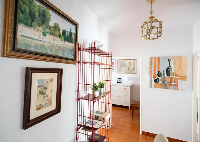 Bright House With Patio By Conference Centre 펜션 *
