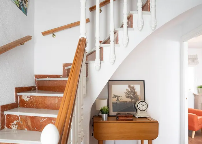 펜션 Bright House With Patio By Conference Centre