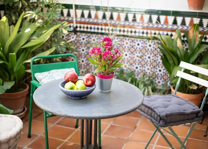 Bright House With Patio By Conference Centre 펜션 *