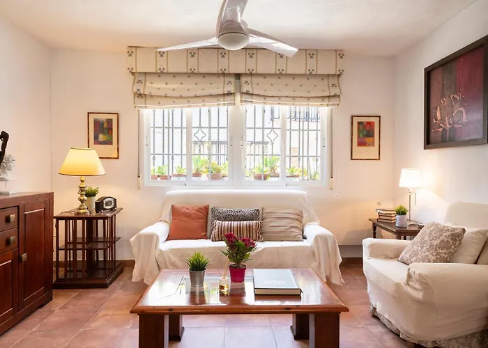 Bright House With Patio By Conference Centre 펜션 그라나다